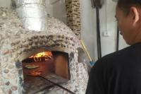 Mencicipi Lezatnya Pizza Kayu Bakar di Dino Krunch