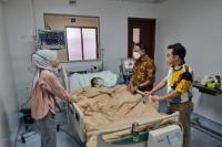 Menpora Jenguk Mantan Ketum PSSI Azwar Anas