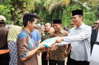 Pekerja Pembuat Batu Bata Terima Bantuan Pemko