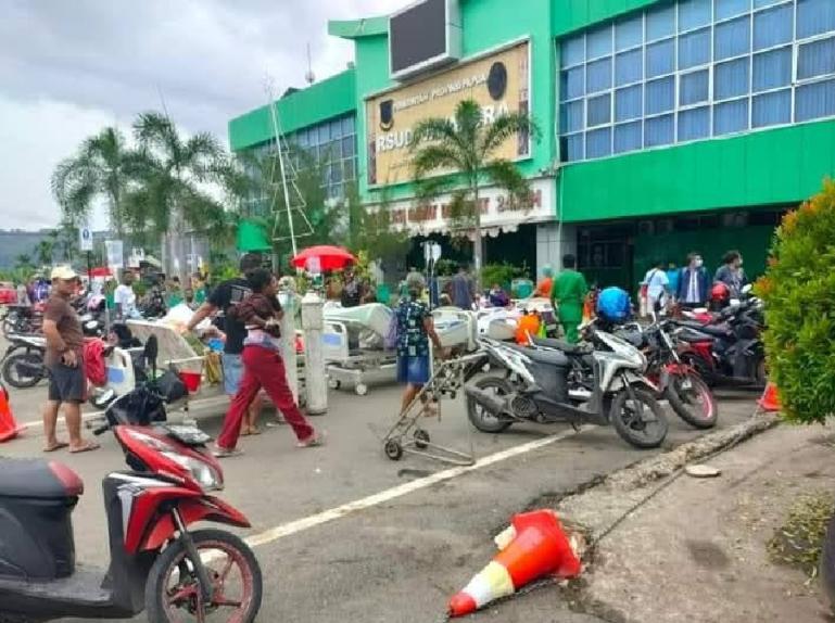 Para pasien RSUD Kota Jayapura diungsikan ke halaman gedung untuk menghindari tertimpa reruntuhan gedung akibat gempa mengguncang Kota Jayapura, Papua, Kamis siang (9/2). (Dok : Istimewa)