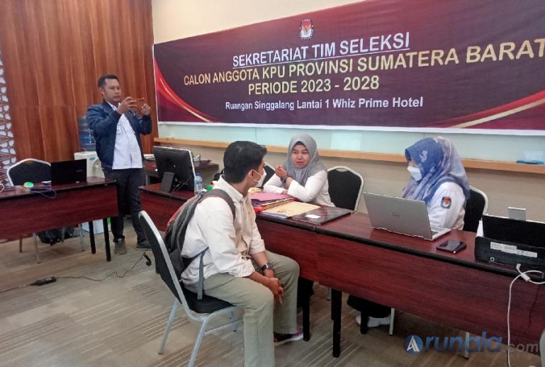 Seorang calon yang ingin mendaftar untuk calon anggota KPU Sumbar di sekretariat timsel, Kamis pagi (16/2). (Foto : Arzil)