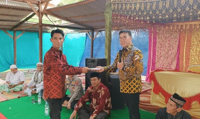 Senator Alirman Sori serahkan bantuan kepada pendirian Pondok Al Fatih 1453, Anggria de Vasto, Kamis sore (23/2). (Dok : Istimewa)