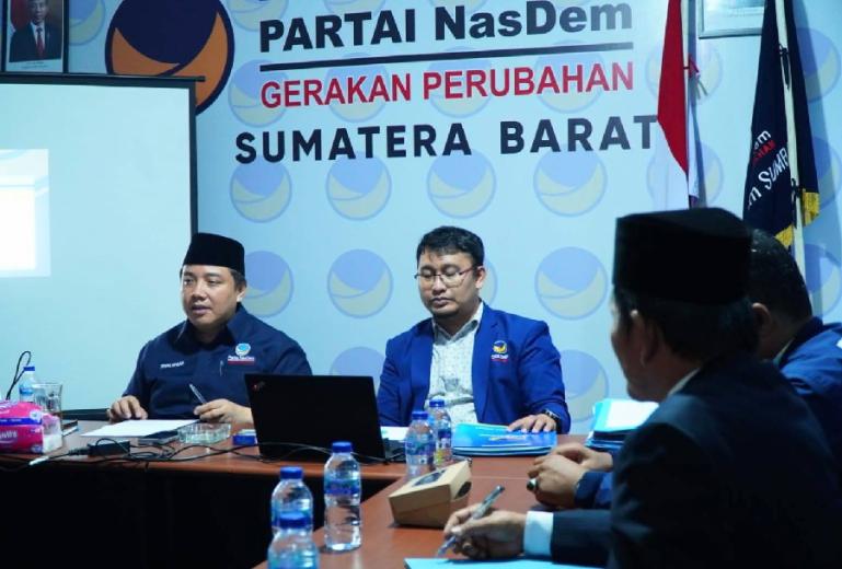 Ketua Bappilu NasDem Sumbar Irwan Afriadi bersama para bacaleg NasDem untuk DPRD Sumbar, di kantor DPW NasDem Sumbar, Sabtu (18/2). (Dok : Istimewa)