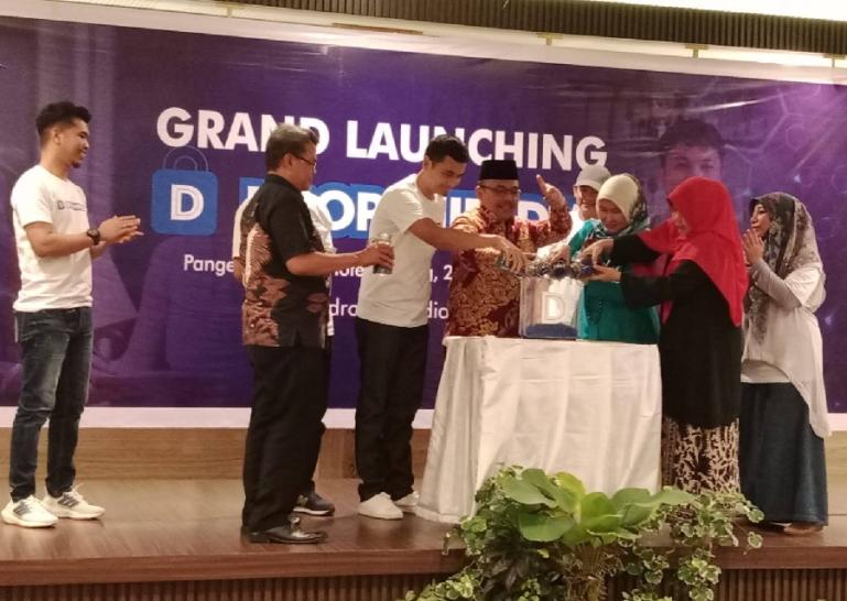 Sekprov Hansastri bersama  Direktur PT Dropshipedia Intercom Digital, Faruqi Ismael saat melaunching Dropshipedia di Sumbar, Minggu malam (26/2). (Dok : Istimewa)