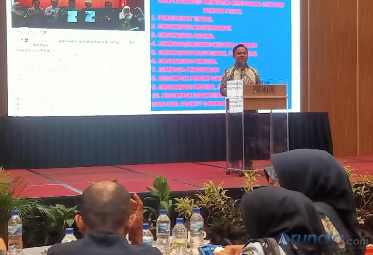 Anggota Bawaslu Sumbar Muhammad Khadafi paparkan kesiapan Bawaslu Sumbar untuk pengawasan pemilu 2024 di Sumbar, pada deklarasi pemilu damai, di Padang, Selasa (14/2). (Foto : Arzil)