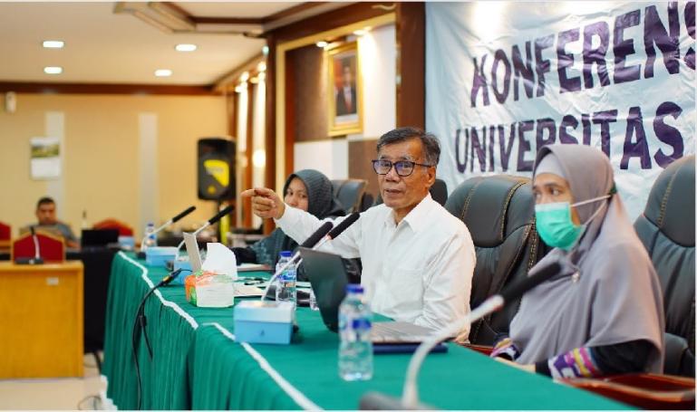 Wakil Rektor I Unand Prof Dr Mansyurdin MSi memberikan keterangan SNBP 2023 kepada wartawan di Rektorat Unand, Senin (13/2). (Dok : Istimewa)
