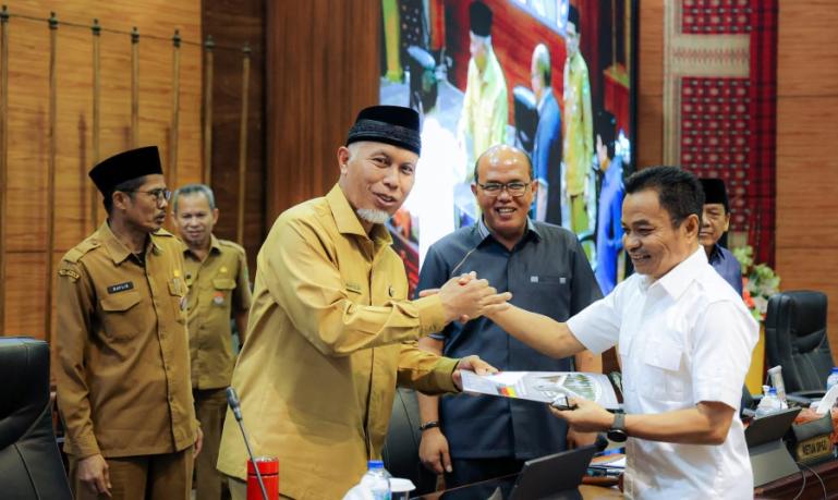 Juru bicara Komisi V, Hidayat disaksikan Ketua DPRD Sumbar Supardi serahkan jawaban DPRD kepada Gubernur Mahyeldi menyangkut Ranperda Pelestarian dan Pemajuan Kebudayaan Daerah, Senin (13/2). (Dok : Istimewa)