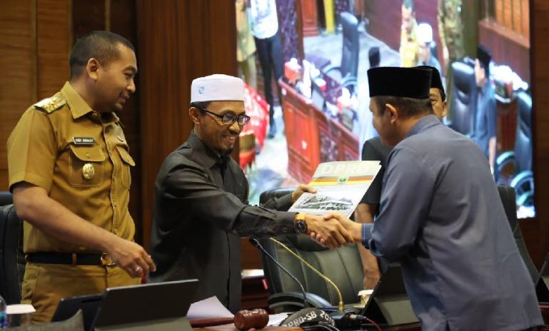 Wakil Ketua DPRD Sumbar, Irsyad Syafar menerima nota penjelasan Ranperda Pelestarian dan Pemajuan Budaya Daerah di rapat paripurna, di Padang, Senin (6/2). (Dok : Istimewa)