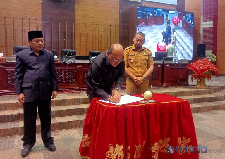 Ketua DPRD Sumbar, Supardi disaksikan Wagub Audy Joinaldy tanda tangani naskah persetujuan Perda Pengembangan Ekonomi Kreatif, Selasa (28/2). (Foto : Arzil)
