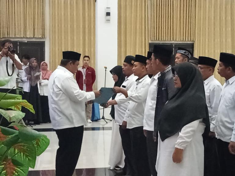 Bupati Suhatri Bur lantik kepengurusan FK LPQ Kabupaten Padangpariaman periode 2022 -- 2025, Rabu (15/2). (Dok : Istimewa)
