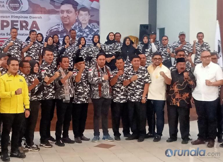 Ketum Bapera Fahd El Fouz Ketua DPW Bapera Sumbar Ii Apriyatna, Sekko Padang Andre Algamar bersama pengurus DPD Bapera se Sumbar yang baru dilantik, Sabtu (18/2). (Foto : Arzil)