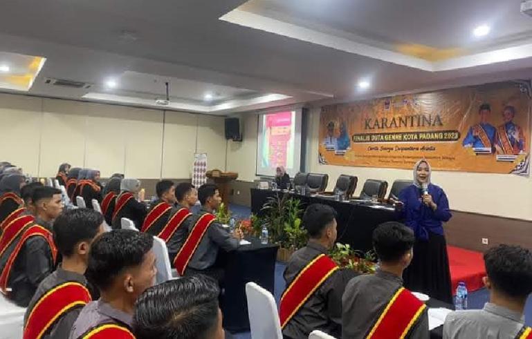 Pemateri Public Speaking, Debby Susiyanti berikan materi kepada para finalis Duta GenRe Padang, Sabtu (25/2). (Dok : Istimewa)