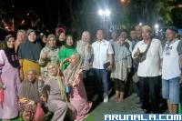 Ketua DPD Perindo Padang, Muhammad Imron Jamil bersama warga Seberang Padang, Sabtu malam (18/2). (Foto : Istimewa)