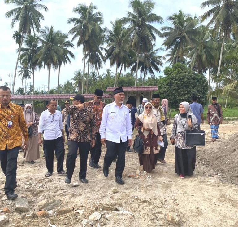 Gubernur Sumatera Barat Buya Mahyeldi Ansharullah disamping Wabup Rahmang dan Sekkap Rudy Repenaldi Rilis di Nagari Sandi Ulakan Kecamatan Ulakan Tapakis, pada Kamis (16/2). (Dok : Istimewa)