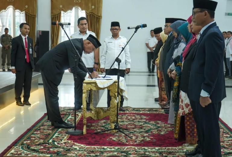 Gubernur Mahyeldi melantik 11 orang pejabat baru dilingkup Pemprov Sumbar, Rabu sore, (8/2). (Dok : Istimewa)