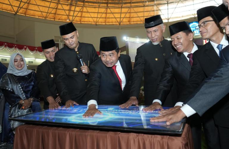 Gubernur Mahyeldi bersama Pemkab Sijunjung dan DPRD setempat saat peringatan kabupaten ini, Sabtu (18/2). (Dok : Istimewa)