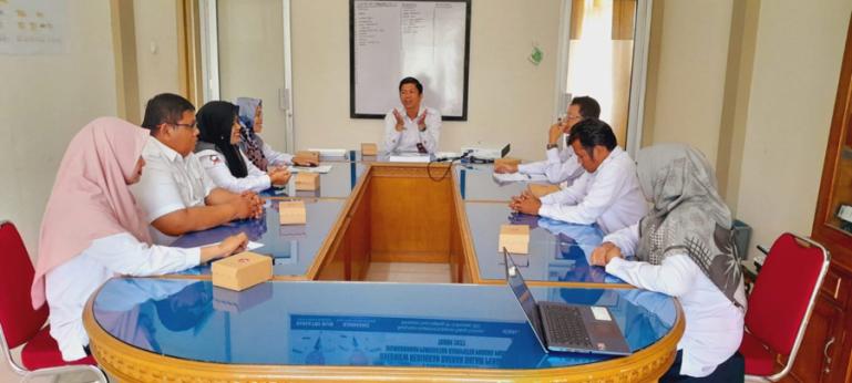 Inspektur Hendra Aswara bersama tim review LKPD di ruang kerjanya, Senin (20/2). (Dok : Istimewa)