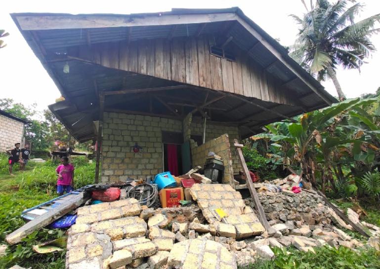 Kondisi salah satu rumah warga di Kota Jayapura yang rusak parah pasca gempabumi, Kamis siang (9/2). (Dok : Istimewa)