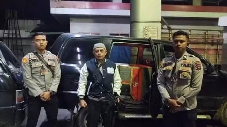 Kapolda Sumbar Irjen Pol Suharyono (tengah) dengan sejumlah kendaraan berbagai ukuran yang ditangkap di sebuah SPBU di Kenagarian Tanjung Lolo, Kecamatan Tanjung Gadang, Kabupaten Sijunjung, Rabu dini hari (23/2). (Dok : Istimewa)