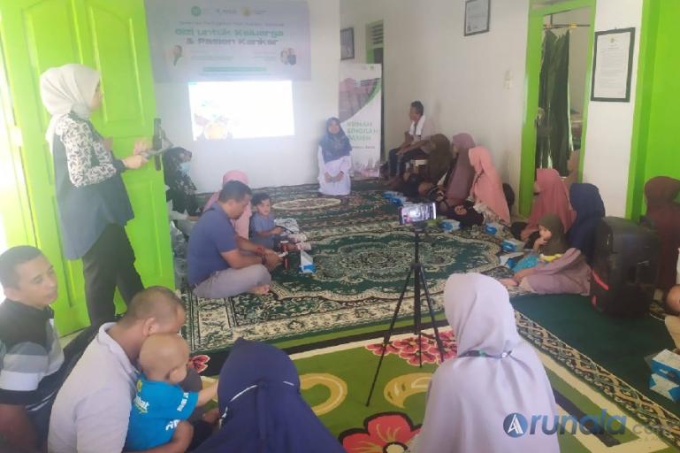 Ahli Gizi AYani Women and Children Clinic, Annezia Dwi Kurnia SGz RD saat memaparkan materi. (Foto : Fajril)