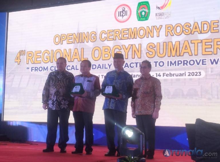Ketua POGI Sumbar, dr Syahredi SA SpOG  Subsp Obginsos, Ketua PP POGI Terpilih, Prof Dr dr Budi Wiweko SpOG FER MPH, Gubernur Sumbar Mahyeldi Ansharullah, dan Ketua Umum Pertemuan Ilmiah 4th ROSADE 2023 Dr dr Dovy Djanas SpOG KFM MARS. (Foto : Fajril)