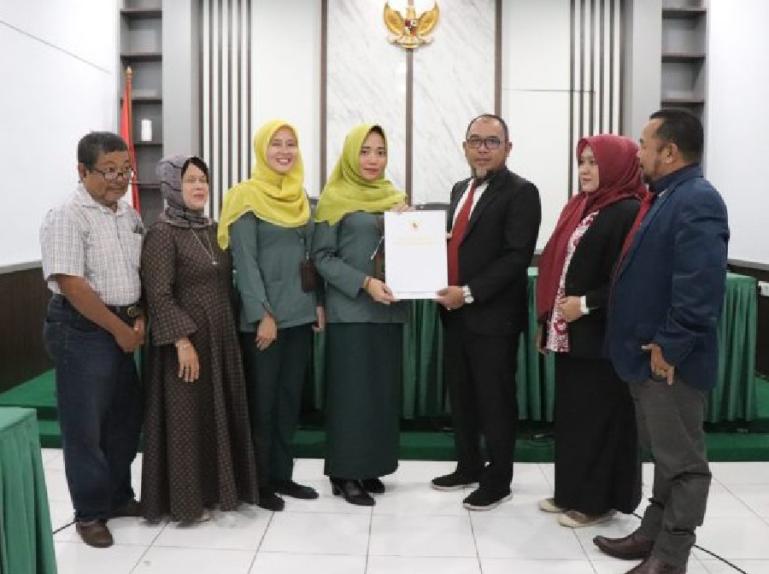 Ketua majelis KI Sumbar, Arif Yumardi serahkan hasil putusan SIP kepada para pihak, Rabu (15/2). (Dok : Istimewa)