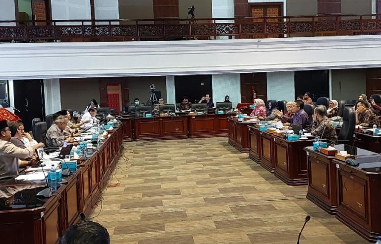DPRD Sumbar melalui sejumlah Komisi rapat bersama Manajemen Novotel, PT Graha Mas Citra Wisata, di ruang rapat utama DPRD Sumbar, Jumat (24/2). (Dok : Istimewa)