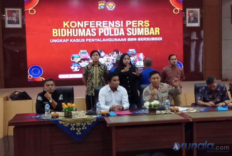 Kabid Humas Polda Sumbar, Kombes Pol Dwi Sulistyawan terangkan penangkapan dua pelaku penyalahgunaan BBM subsidi di Mapolda Sumbar kemarin. (18/2). (Foto : Derizon)