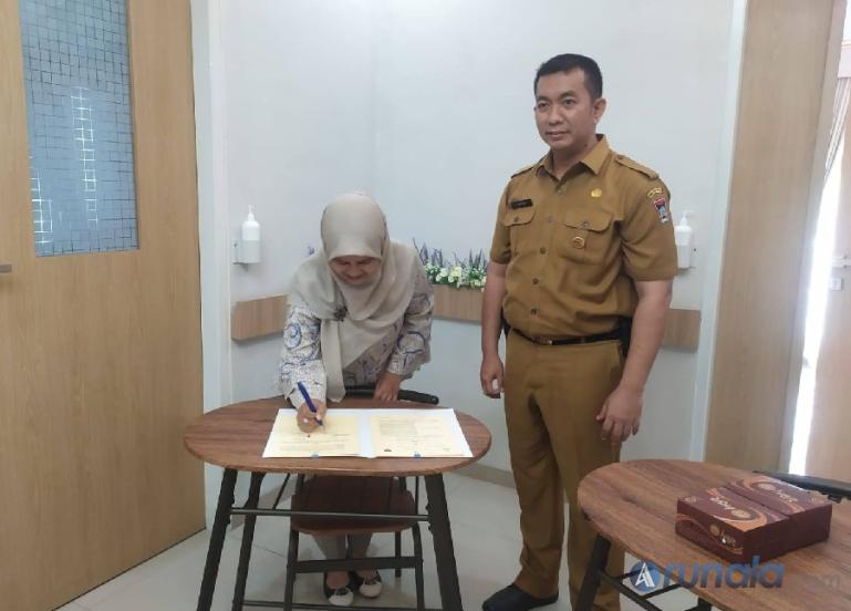 Plt Direktur AYani Women and Children Clinic dr Winanda MARS bersama Kepala Disdukcapil Kota Padang Teddy Antonius menandatangani nota kesepahaman di AYani Women and Children Clinic, Senin (27/2). (Foto : Fajril)