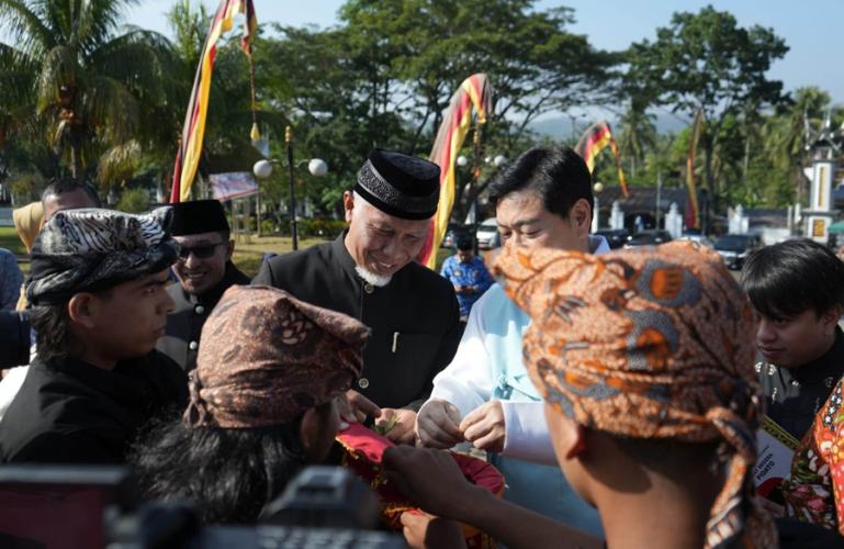 Gubernur Mahyeldi Ansharullah bersama Gubernur Provinsi Jeollabuk-do Korea Selatan, Mr Kim Kwan-young saat berada di Kabupaten Tanahdatar, Jumat (17/2). (Dok : Istimewa)