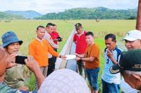 Memanfaat masa kegiatan daerah, anggota DPD RI Alirman Sori, memberikan motivasi kepada petani di Kanagarian Gurun Panjang Utara yang goro membuat saluran air untuk pengairan air sawah, Jumat (24/2). (Dok : Istimewa)