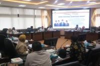 Wakil ketua DPRD Sumbar Suwirpen Suib berdialog dengan sebagian anggota PABPDSI Sumbar di DPRD Sumbar, Rabu (15/2). (Dok : Istimewa)