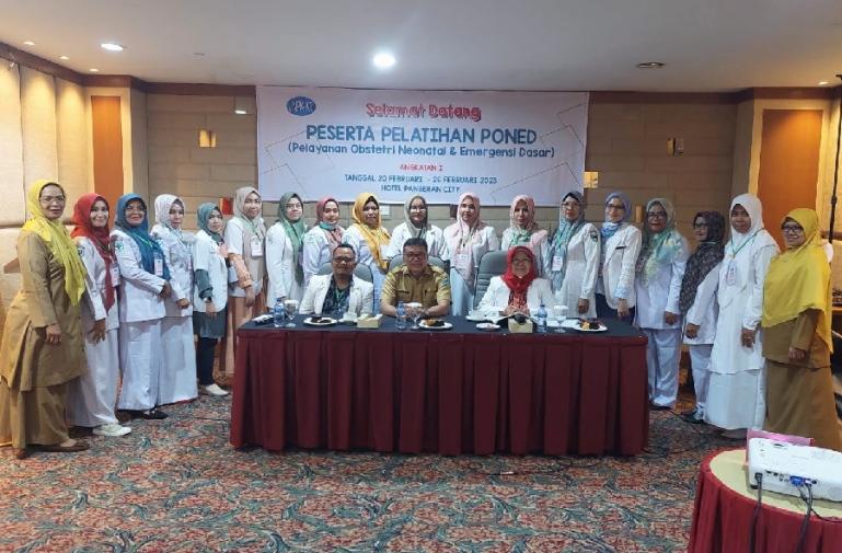 Mewakili P2KS Sumbar, dr Hj Desmiwarti SpOG (K), Kadiskes Pessel dr Syahrizal Antoni Sy MPH beserta peserta pelatihan. (Dok : Istimewa)