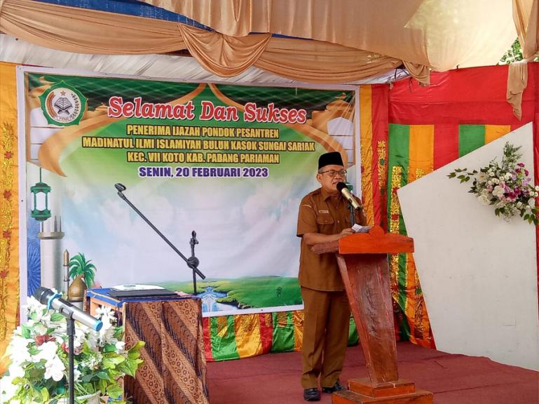 Asisten II Setkab Padangpariaman, Zainil hadiri acara penyerahan ijazah para Santri tamatan Ulya (tingkat SMA) di Pondok Pesantren Madinatul Ilmi Islamiyah Korong Buluah Kasok Nagari Sungai Sariak Kecamatan VII Koto, kemarin Senin (20/2). (Dok : Istimewa)