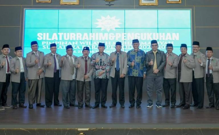 Gubernur Sumbar, Mahyeldi bersama pengurus PW Muhammadiyah Sumbar yang baru, Minggu (12/2). (Dok : Istimewa)