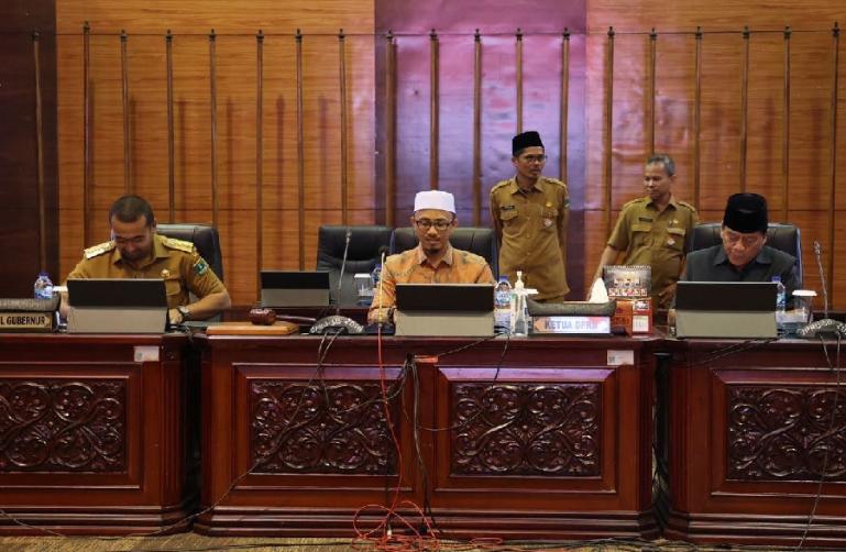 Suasana rapat paripurna dengan agenda tanggapan gubernur terkait ranperda pelestarian dan pemajuan kebudayaan daerah, Selasa (7/2). (Dok : Istimewa)