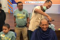 Wali Kota Padang Hendri Septa melakukan aksi cukur gundul sebagai rangkaian kegiatan 