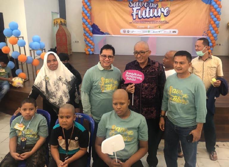 Direktur SDM, Pendidikan dan Umum RSUP Dr M Djamil Padang, Dr dr Dovy Djanas SpOG KFM MARS bersama Wali Kota Padang Hendri Septa bersama anak-anak penderita kanker saat Peringatan Hari Anak Internasional (HKAI) 2023, di Youth Centre Padang, Minggu (19/2).