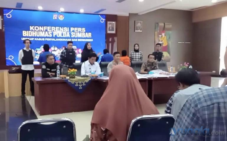 Pihak Polda Sumbar gelar konferensi pers menyangkut penangkapan pelaku pengoplosan gas subsidi, Jumat (17/2). (Foto : Derizon)