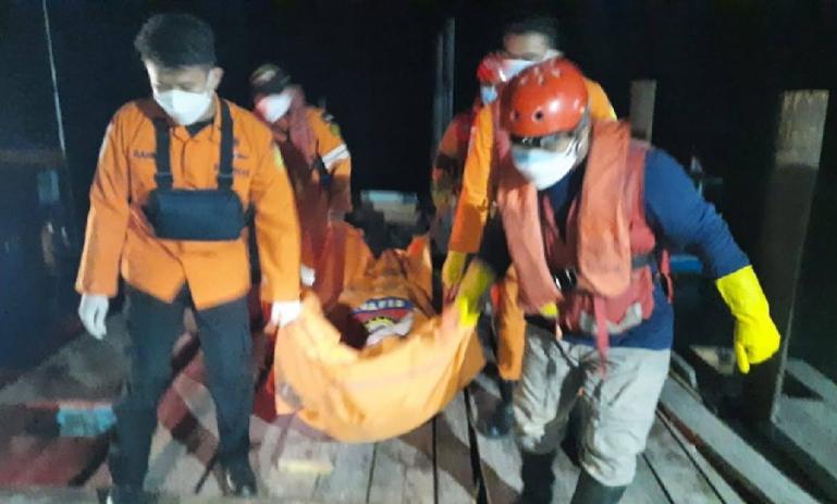 Tim Basarnas mengevakuasi sesosok mayat tanpa identitas di Pulau Pasumpahan beberapa waktu lalu. (Dok : Istimewa)