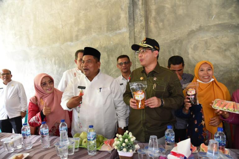 Wamentan Harvick Hasnul Qolbi didamping Bupati Padangpariaman, Suhatri Bur kunjungi kelompok tani di Kecamatan Padang Pago dan Kecamatan VII Koto, Jumat (24/2). (Dok : Istimewa)