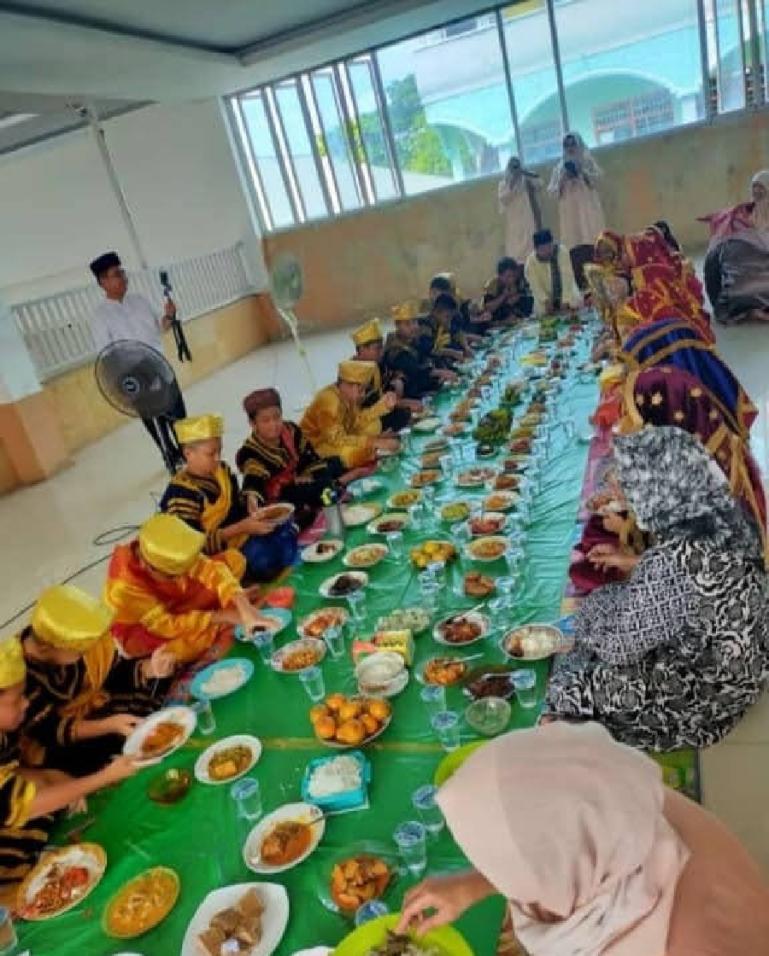 Prosesi makan bajamba murid SD Baiturrahmah, Kamis (23/2). (Dok : Istimewa)