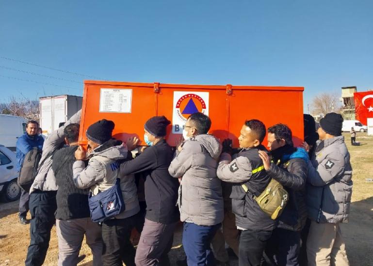 Tim Kemanusiaan Indonesia (EMT) melakukan persiapan untuk beri bantuan medis di Hatay, Turki, Selasa (14/2) kemarin. (Dok : Istimewa)