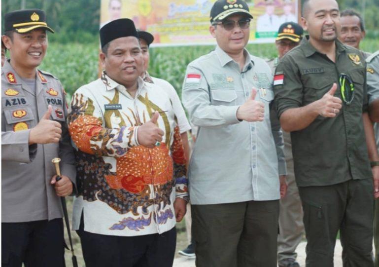 Bupati Suhatri Bur sambut kedatangan Wamentan Harvick Nurul Qolbi di Nagari Pakandangan Kecamatan Enam Lingkung, Kamis (23/2). (Dok : Istimewa)