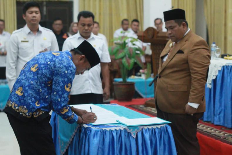 Bupati Padangpariaman, Suhatri Bur lantik ratusan kepala sekolah yang baru di Hall IKK Padangpariaman di Parit Malintang, Rabu (1/2). (Dok : Istimewa)