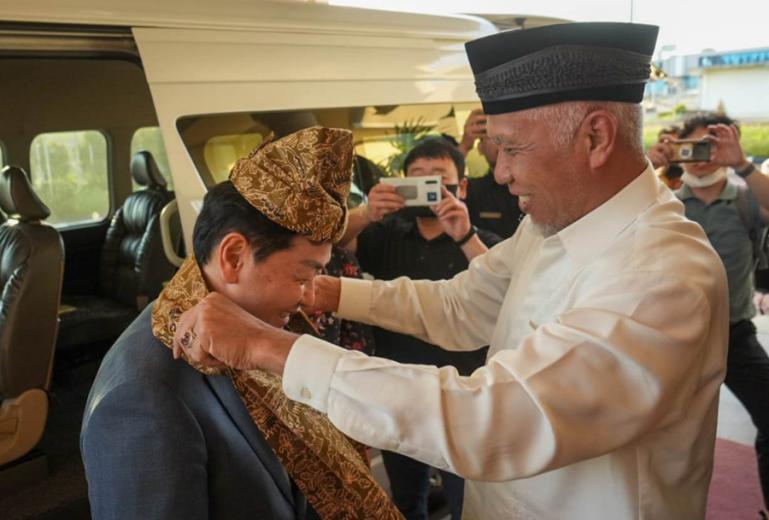 Gubernur Sumbar, Mahyeldi sambut kedatangan Gubernur Jeollabuk-Do, Kim Kwan-young di Padang, Kamis (16/2). (Dok : Istimewa)