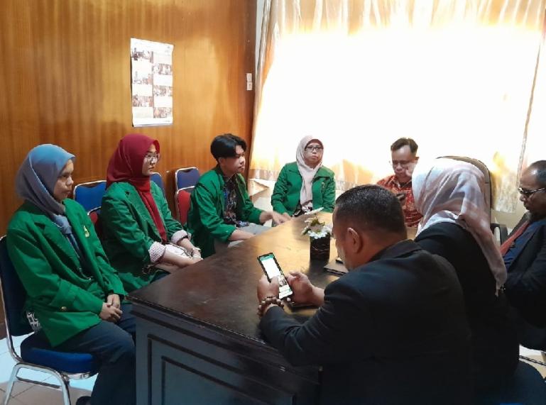 Tiga mahasiswa Fisip Unand saat perkenalan dengan para komisioner KI Sumbar, Jumat (27/1). (Dok : Istimewa)