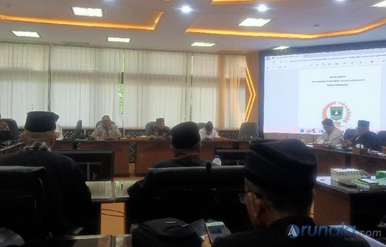 Suasana rapat dengar pendapat penyempurnaan ranperda tanah ulayat yang dipimpin ketua Pansus, Desrio Putra, di ruang rapat khusus 1 DPRD Sumbar, Rabu siang (23/2). (Foto : Arzil)