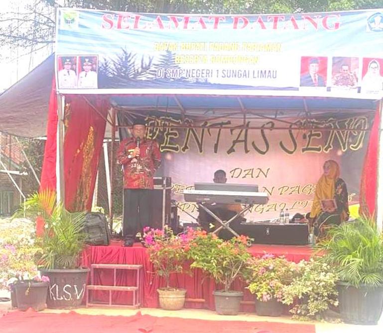 Wabup Rahmang saat resmikan pagar SMPN 1 Sungai Limau, Rabu (15/2). (Dok : Istimewa)