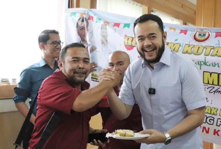 Wako Fadly Amran memberikan kue Ulang tahunnya ke Ketua JPS Adrian Tuswandi bertepatan dengan Hari Pers Nasional, 9 Februari 2023 di Medan. (Dok : Istimewa)